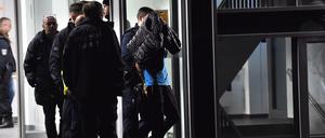 Polizisten nahmen in nach der Attacke in der Berliner Schlosspark-Klinik eine Person fest.