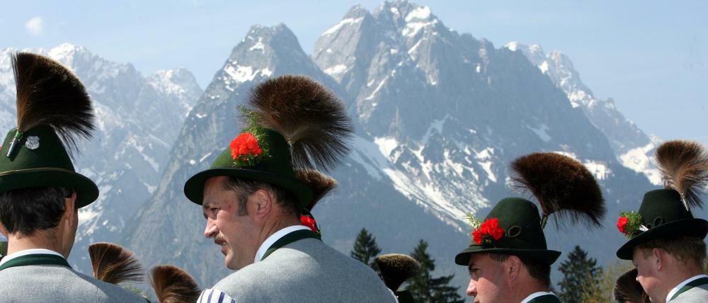 Männer, die auf Berge schauen: Bayern hat zweibeinige Originale und mit der Zugspitze (Hintergrund) den höchsten Berg Deutschlands zu bieten.