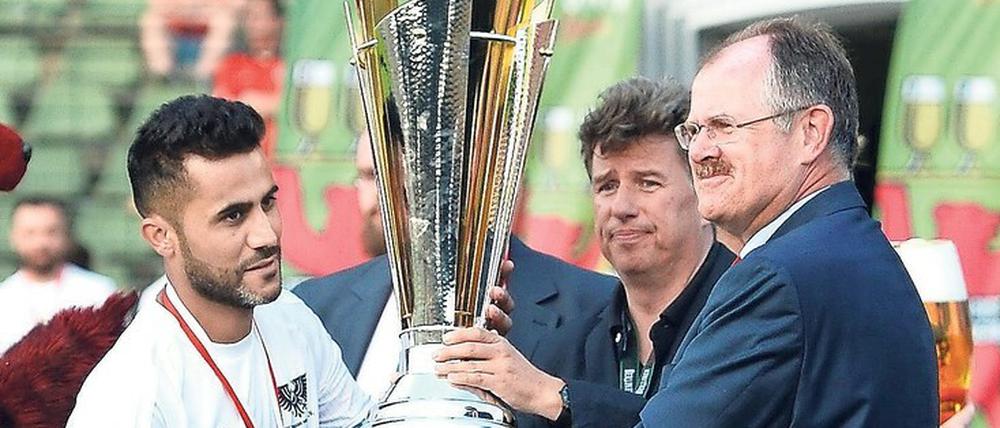 Schon lange groß dabei: Bernd Schultz (rechts, bei der Übergäbe des Berliner Landespokals 2016 an Rommel Abou-Chaker vom BFC Preußen) ist seit 16 Jahren Präsident des Berliner Fußball-Verbandes.