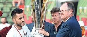 Schon lange groß dabei: Bernd Schultz (rechts, bei der Übergäbe des Berliner Landespokals 2016 an Rommel Abou-Chaker vom BFC Preußen) ist seit 16 Jahren Präsident des Berliner Fußball-Verbandes.