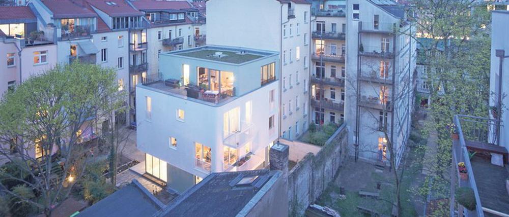 Idylle mit Niveau. Das von der wolff:architekten gesellschaft mbH gestaltete Gartenhaus in der Strelitzer Str. 71 (Rosenthaler Vorstadt) wurde an der Brandwand des angrenzenden Nachbarhauses errichtet. Es hat drei Wohnungen und ein Büro. Die Mietwohnungen wiesen unterschiedliche Grundrisstypologien mit eigenen Balkonen auf, wobei die Maisonettewohnung des Staffelgeschosses über eine große Dachterrasse verfügt. Das Gartenhaus zeigt auf, was städtebaulich nötig und richtig ist, um im urbanen, innerstädtischen Bereich attraktiven Wohnraum zu schaffen.