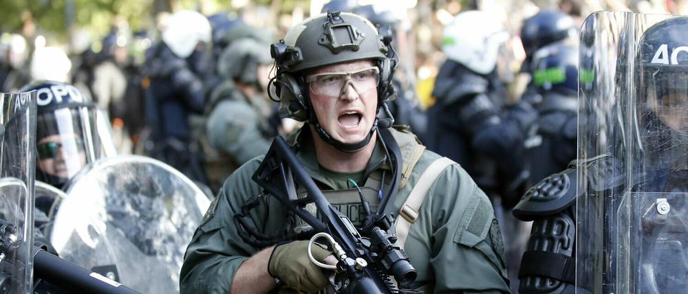 Die Polizei beginnt mit der Räumung einer Demonstration in Washington, USA, am 01.06.2020. Landesweite Proteste richten sich nach dem gewaltsamen Tod des Afroamerikaners Floyd durch einen weißen Polizisten gegen Rassismus und Polizeigewalt.