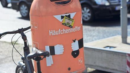 Hier gehört’s hinein. Die Berliner Stadtreinigung hilft Hundehaltern mit deutlichen Hinweisen bei der Entsorgung. Foto: imago/Höfer