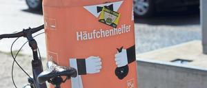 Hier gehört’s hinein. Die Berliner Stadtreinigung hilft Hundehaltern mit deutlichen Hinweisen bei der Entsorgung. Foto: imago/Höfer