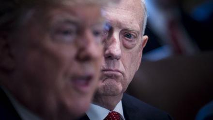 Ex-Verteidungsminister James Mattis (r.) rechnet mit Donald Trump ab.