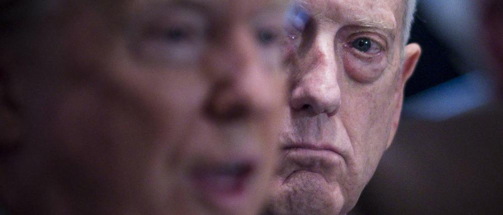 Ex-Verteidungsminister James Mattis (r.) rechnet mit Donald Trump ab.