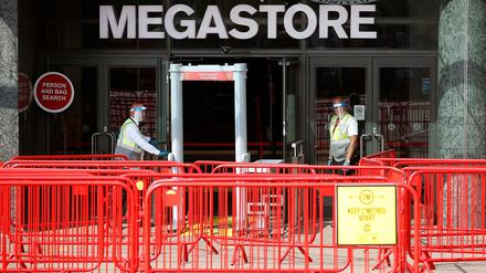 Absperrungen zur Einhaltung eines Mindestabstands stehen vor dem Megastore, einem Fanshop des Fußballvereins Manchester United in Manchester. Nach der coronabedingten Schließung aller nicht lebensnotwendigen Geschäfte in Großbritannien im März, dürfen diese ihren Betrieb nun wieder aufnehmen. 