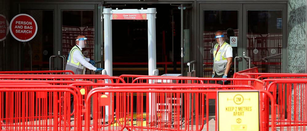 Absperrungen zur Einhaltung eines Mindestabstands stehen vor dem Megastore, einem Fanshop des Fußballvereins Manchester United in Manchester. Nach der coronabedingten Schließung aller nicht lebensnotwendigen Geschäfte in Großbritannien im März, dürfen diese ihren Betrieb nun wieder aufnehmen. 