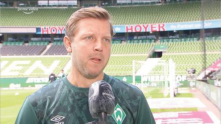 Für Fußball-Fans inzwischen ein gewohnter Anblick: ein Trainer wie Florian Kohfeldt von Werder Bremen im Gespräch mit einem Feldreporter von Amazon Prime. 