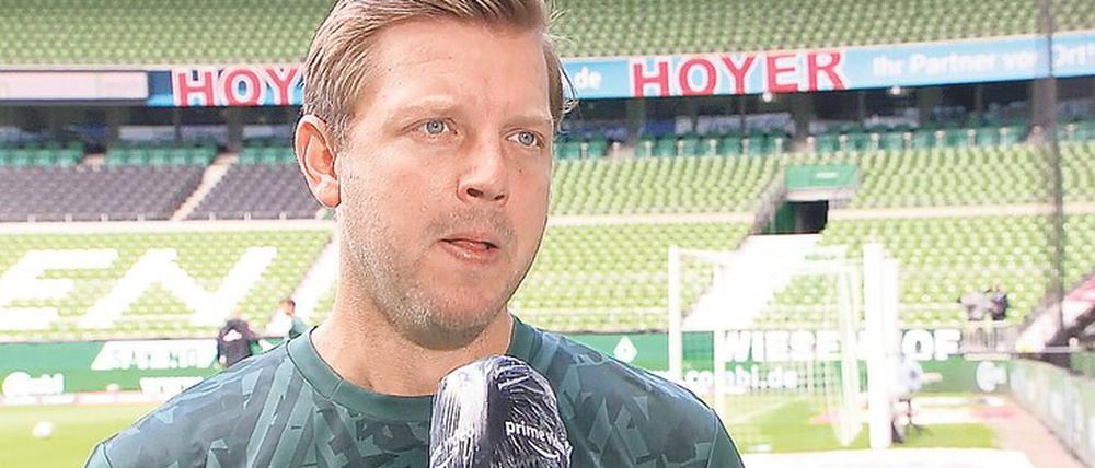 Für Fußball-Fans inzwischen ein gewohnter Anblick: ein Trainer wie Florian Kohfeldt von Werder Bremen im Gespräch mit einem Feldreporter von Amazon Prime.