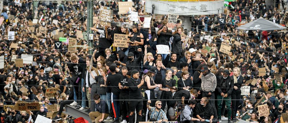 Über 15.000 Menschen demonstrierten trotz der Corona-Auflagen auf dem Alexanderplatz.