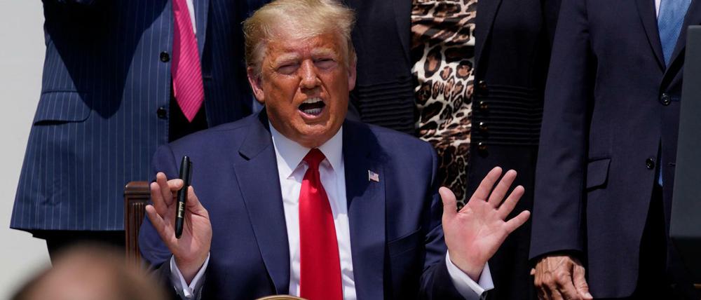 „Hoffentlich schaut George jetzt gerade herunter und sagt, dass das eine großartige Sache ist“, sagt Donald Trump.