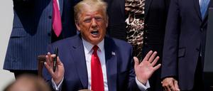 „Hoffentlich schaut George jetzt gerade herunter und sagt, dass das eine großartige Sache ist“, sagt Donald Trump.