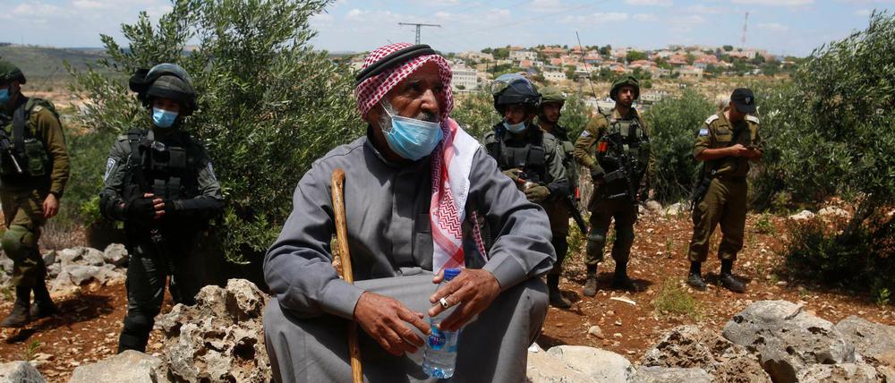 Ein Palästinenser während eines Protests gegen israelische Siedlungen in der Westbank.
