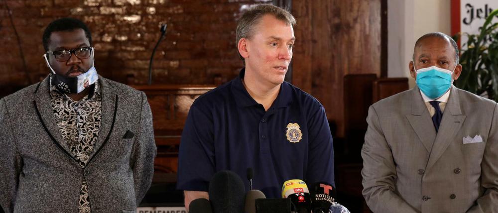 Dermot Shea gibt mit anderen ranghohen Vertretern der NYPD am 3. Juni in New York eine Pressekonferenz.