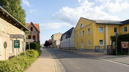 Im brandenburgischen Finowfurt durchsuchten die Ermittler das Haus und die Kleingartenanlage eines Verdächtigen. 