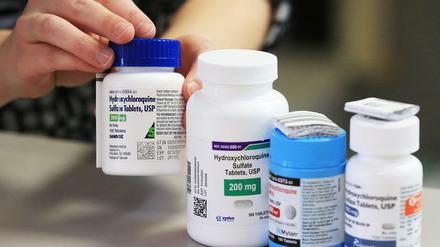 Dosen mit dem Medikament Hydroxychloroquin verschiedener Hersteller