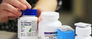 Dosen mit dem Medikament Hydroxychloroquin verschiedener Hersteller