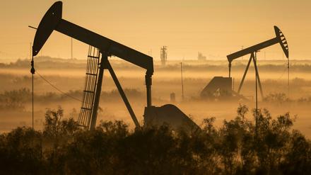 Ölpumpen in einem Tal in Texas