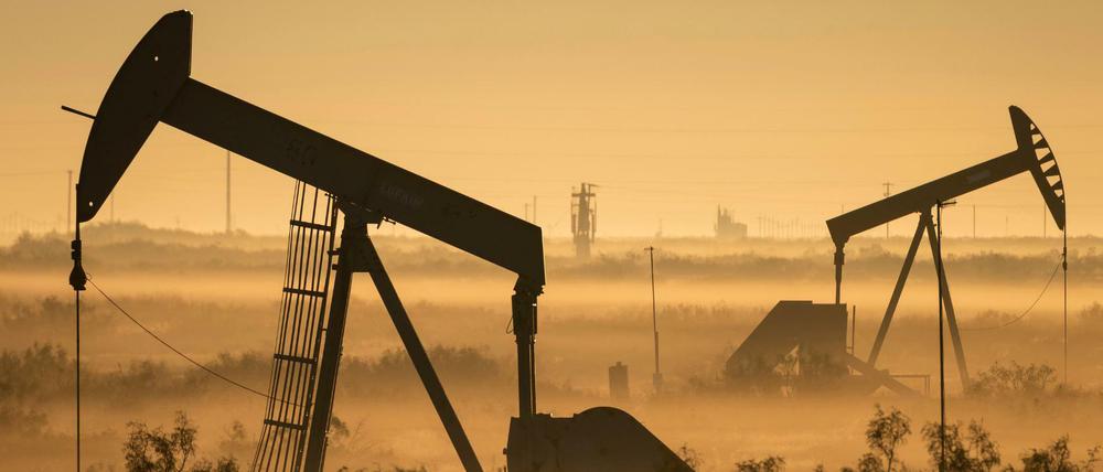 Ölpumpen in einem Tal in Texas