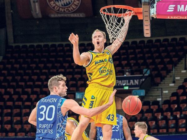 Hängemännchen: Beim Turnierauftakt gegen Frankfurt kamen Luke Sikma und Alba Berlin erst spät in die Gänge. Jetzt ist Bamberg der nächste Gegner. 