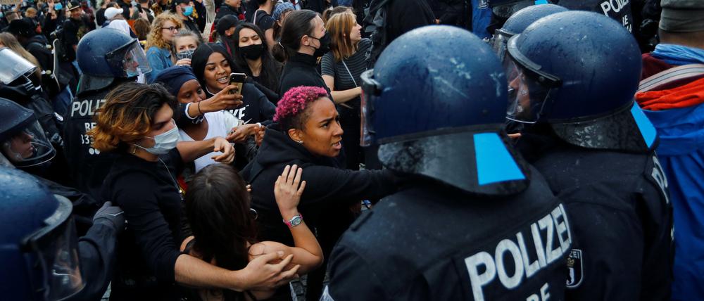 Müssen "People of Colour" auch die deutsche Polizei fürchten? Darüber streitet nun die Politik.