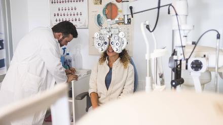 Das Einkommen von Augenärzten legte in den vergangenen Jahren am meisten zu.