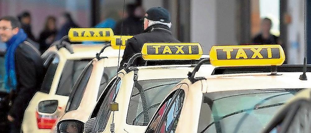 Wer darf hier einsteigen? Wartende Taxis am Flughafen.