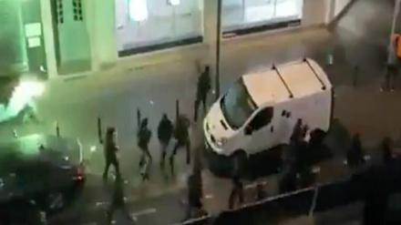 Etwa 50 Menschen sollen am Freitagabend in Neukölln Autos, Mülltonnen und Hauswände beschädigt haben.