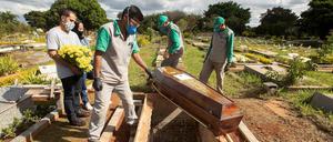Gräber für Opfer von Covid-19-Infektionen in Brasilia.