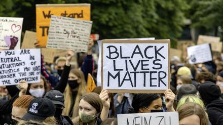 Der Tod George Floyds durch Polizeigewalt und die Proteste gegen Rassismus waren Anlass, die Forderung erneut vorzubringen.