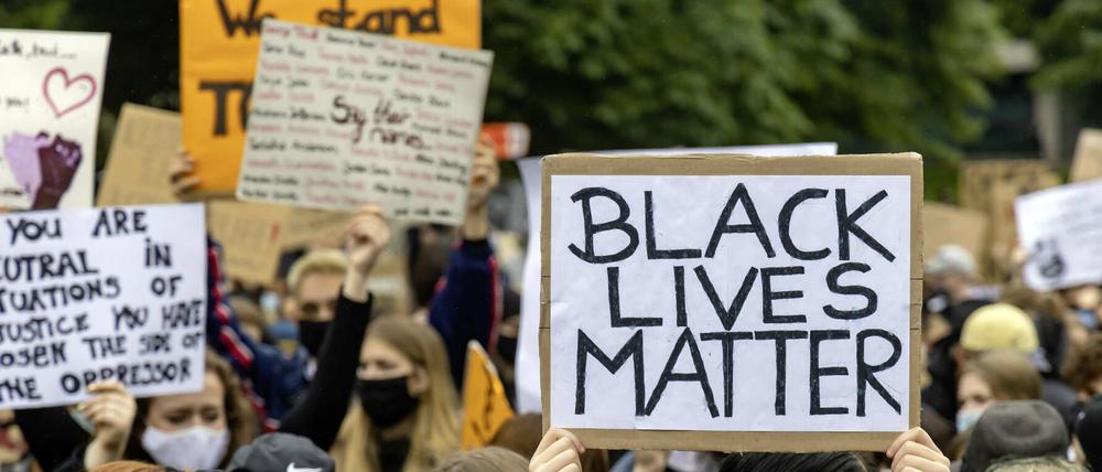 Der Tod George Floyds durch Polizeigewalt und die Proteste gegen Rassismus waren Anlass, die Forderung erneut vorzubringen.