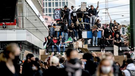Auf dem Alexanderplatz demonstrierten 15.000 Menschen gegen Rassismus und Polizeigewalt.