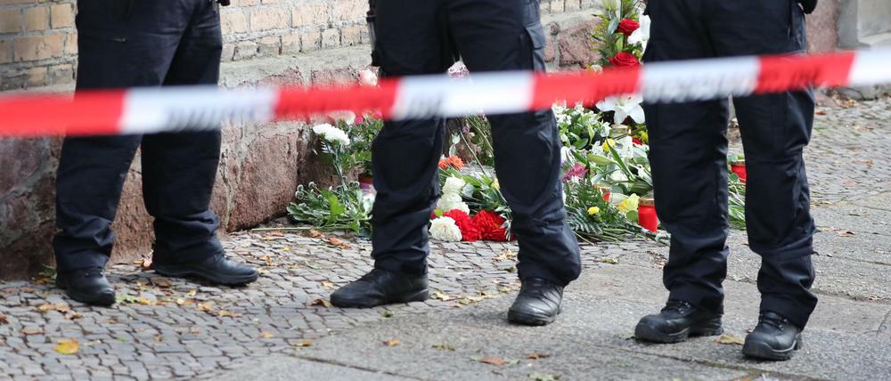 Polizisten sichern im Oktober 2019 den Bereich vor der Synagoge in Halle.
