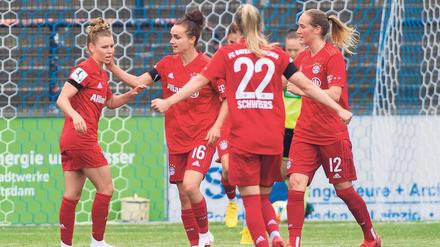 Der Anfang vom Ende für Turbine. Linda Dallmann (ganz links) feiert mit ihren Kolleginnen von Bayern München das Tor zum 1:0. 