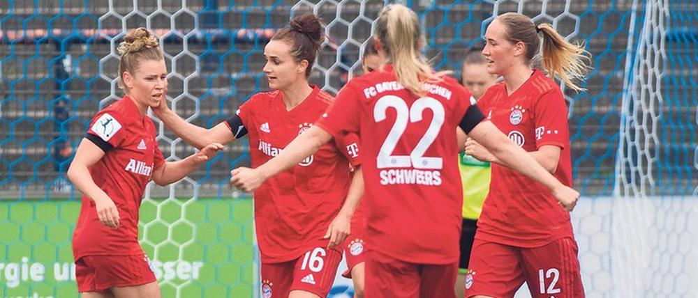 Der Anfang vom Ende für Turbine. Linda Dallmann (ganz links) feiert mit ihren Kolleginnen von Bayern München das Tor zum 1:0.