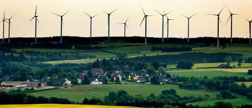 Windräder auf einem Bergrücken in Niedersachsen 