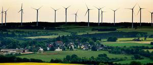Windräder auf einem Bergrücken in Niedersachsen 