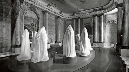 Anrührend. Die Lykomedesgruppe während der Restaurierungen im Neuen Palais von Sanssouci. 
