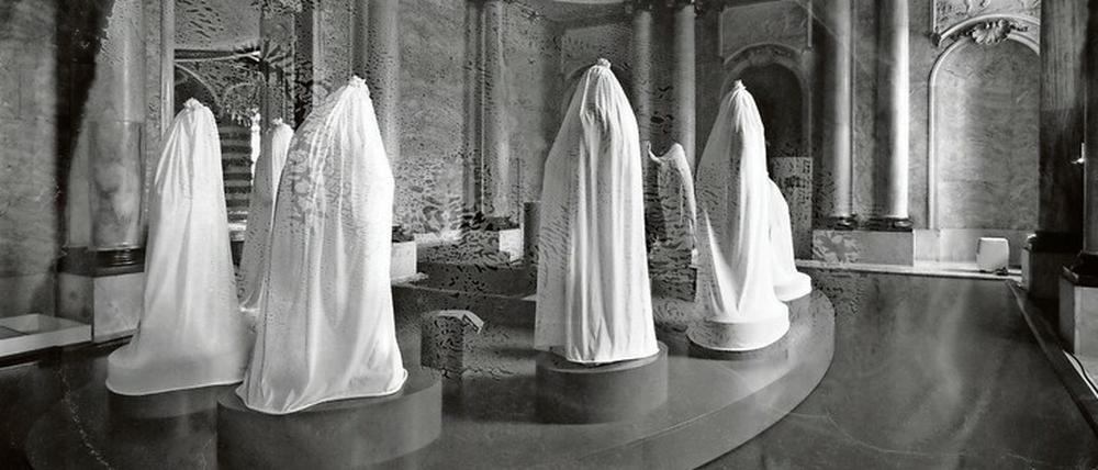 Anrührend. Die Lykomedesgruppe während der Restaurierungen im Neuen Palais von Sanssouci. 