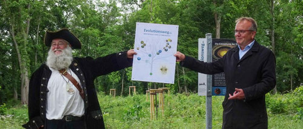 Rüdiger Weida alias Bruder Spaghettus (l.) übergab den Evolutionsweg an den Templiner Bürgermeister Detlef Tabbert.