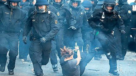 Verstärkung willkommen: Die Berliner Polizei greift bei Veranstaltungen und Demonstrationen oft auf Hilfe zurück, hier am 1. Mai 2016.