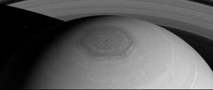 Fotografie (oben) und Simulation (unten) von Stürmen auf dem Saturn