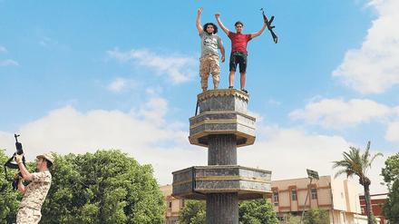 Anhänger der Einheitsregierung feiern ihren Sieg über die aufständischen Kämpfer. 