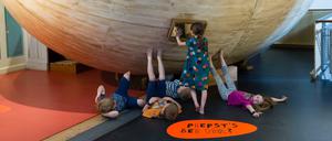 Ruhige Kugel. Im Museum für Kinder ist auch Toben an einem Kunstobjekt (hier von Olf Kreisel) erlaubt.