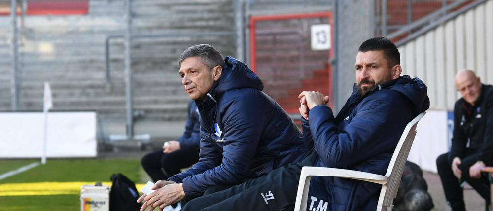 "Uns wird ein Knüppel zwischen die Beine geworfen" - Altglienickes Co-Trainer Torsten Mattuschka (rechts neben Chef-Trainer Karsten Heine) kritisiert die Entscheidung des NOFV.