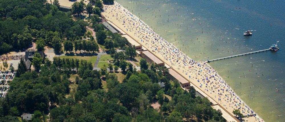  Menschen baden und sonnen sich im Strandbad am Wannsee. Die Wasserqualität der Berliner Seen bleibt hoch.