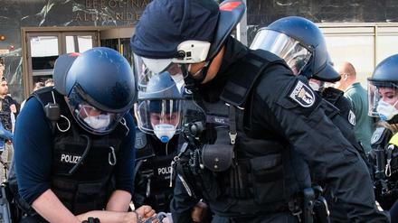 Ein Polizeieinsatz bei einer Demonstration in Berlin.