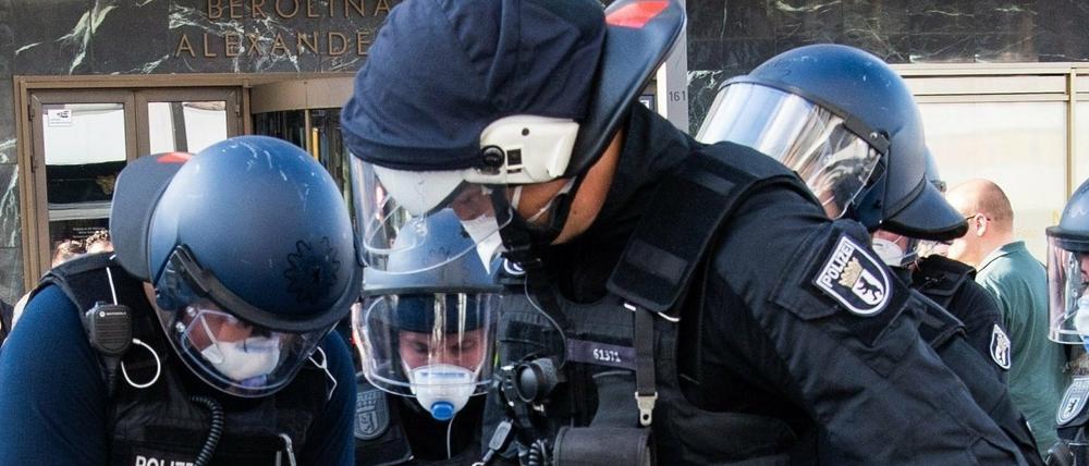 Ein Polizeieinsatz bei einer Demonstration in Berlin.