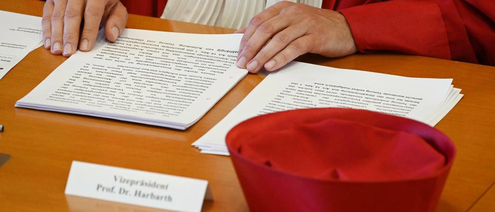 Moment der Verkündung. Gerichtspräsident Stephan Harbarth am Arbeitsplatz.